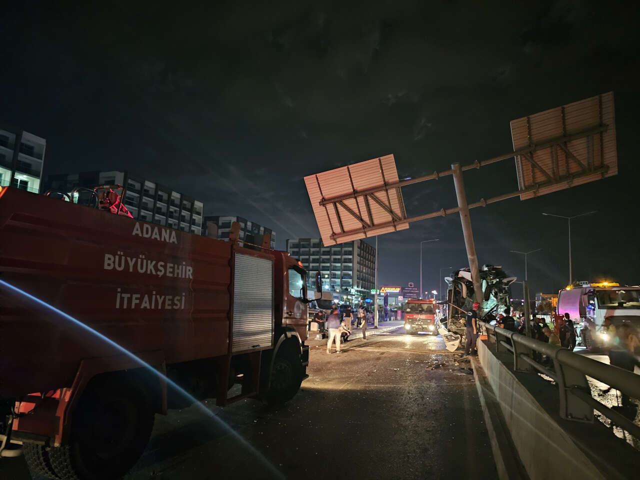 Yolcu otobüsü direğe saplandı! 11 yaralı var 3